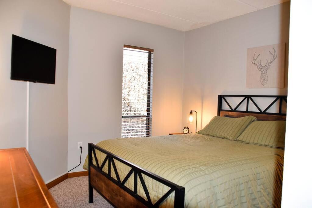 Cozy Mountain Getaway! Mountain Views! 2 Bed, 2 Bath, Sleeps 6 Apartment Gatlinburg Ngoại thất bức ảnh