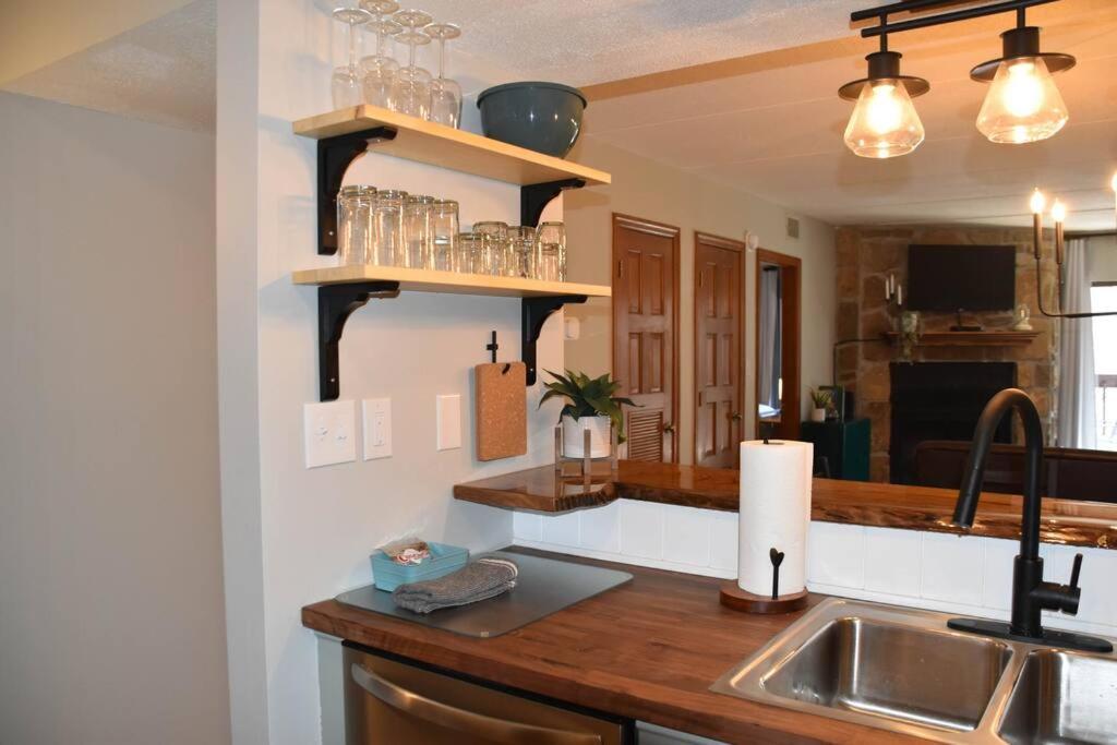 Cozy Mountain Getaway! Mountain Views! 2 Bed, 2 Bath, Sleeps 6 Apartment Gatlinburg Ngoại thất bức ảnh