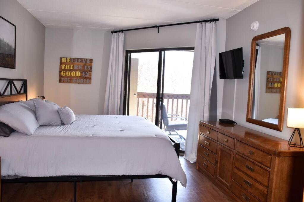 Cozy Mountain Getaway! Mountain Views! 2 Bed, 2 Bath, Sleeps 6 Apartment Gatlinburg Ngoại thất bức ảnh